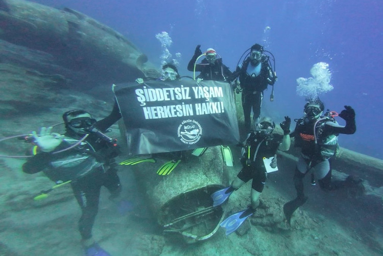 İKÜ Sualtı Kulübü'nden Kadın Cinayetlerine Yönelik Tepki 